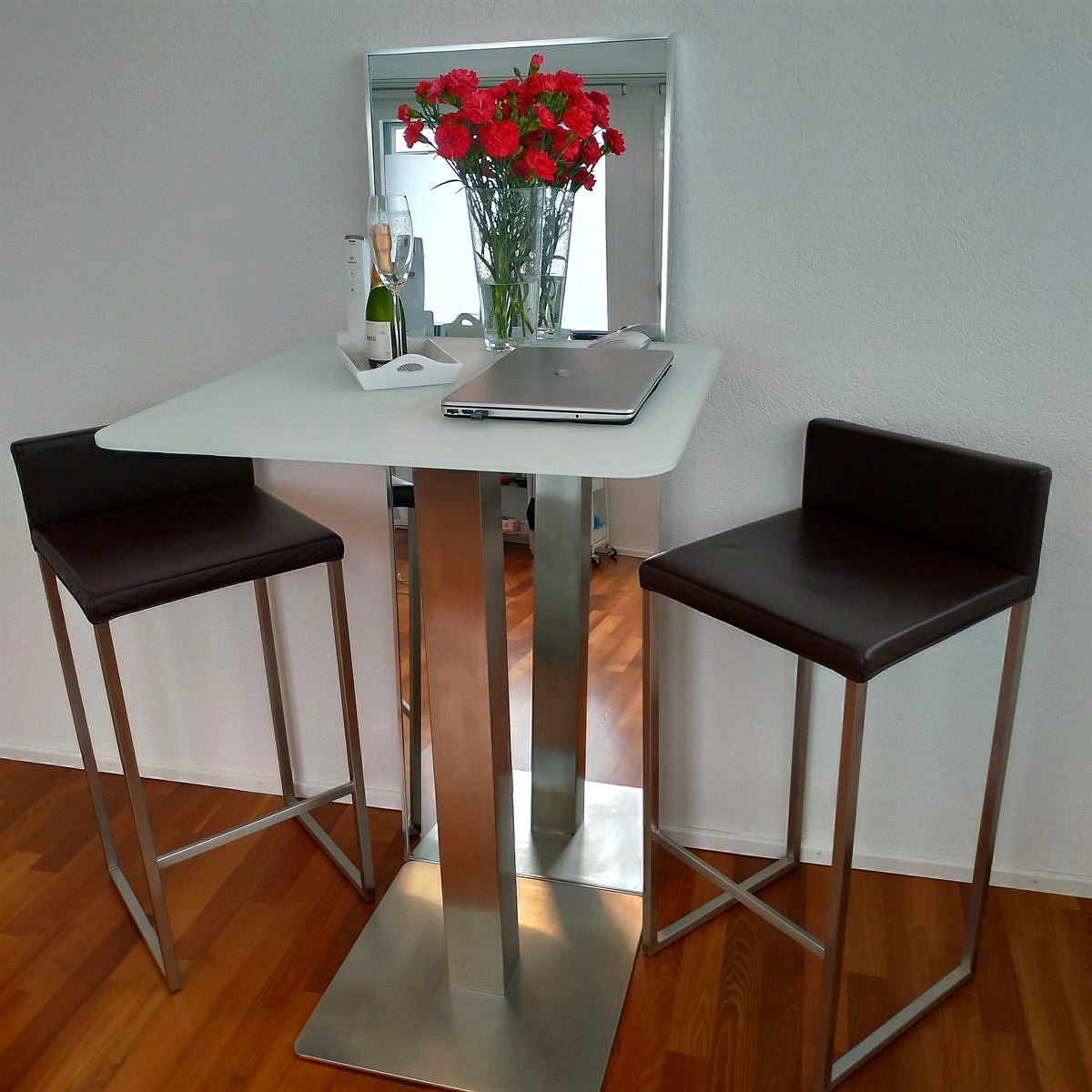 Empfangsbereich mit Bartisch und Blumen